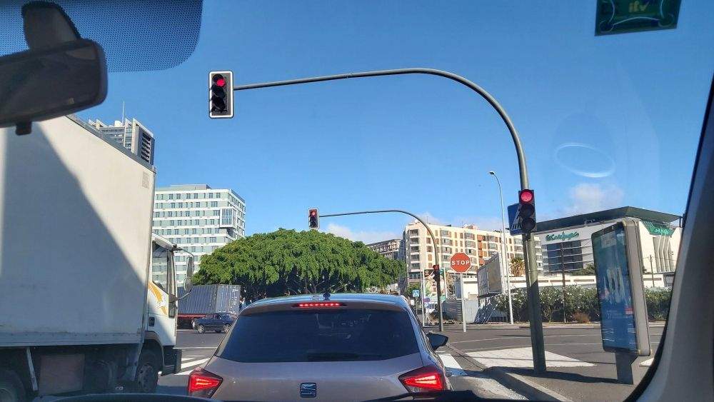 Semáforo situado a la salida del puerto de Santa Cruz./ David Quintana