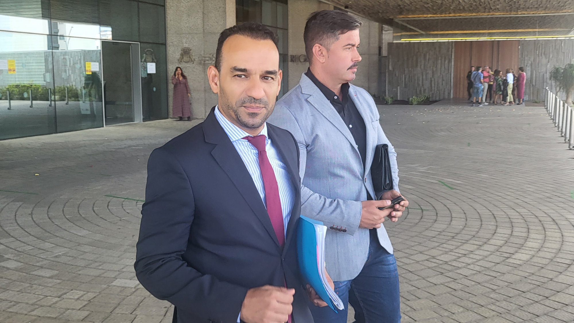  Rachid Mohamed (abogado) junto a Rayco Rubén González. / AH