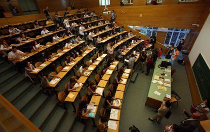 Alumnos haciendo el examen de MIR. / Europa Press 