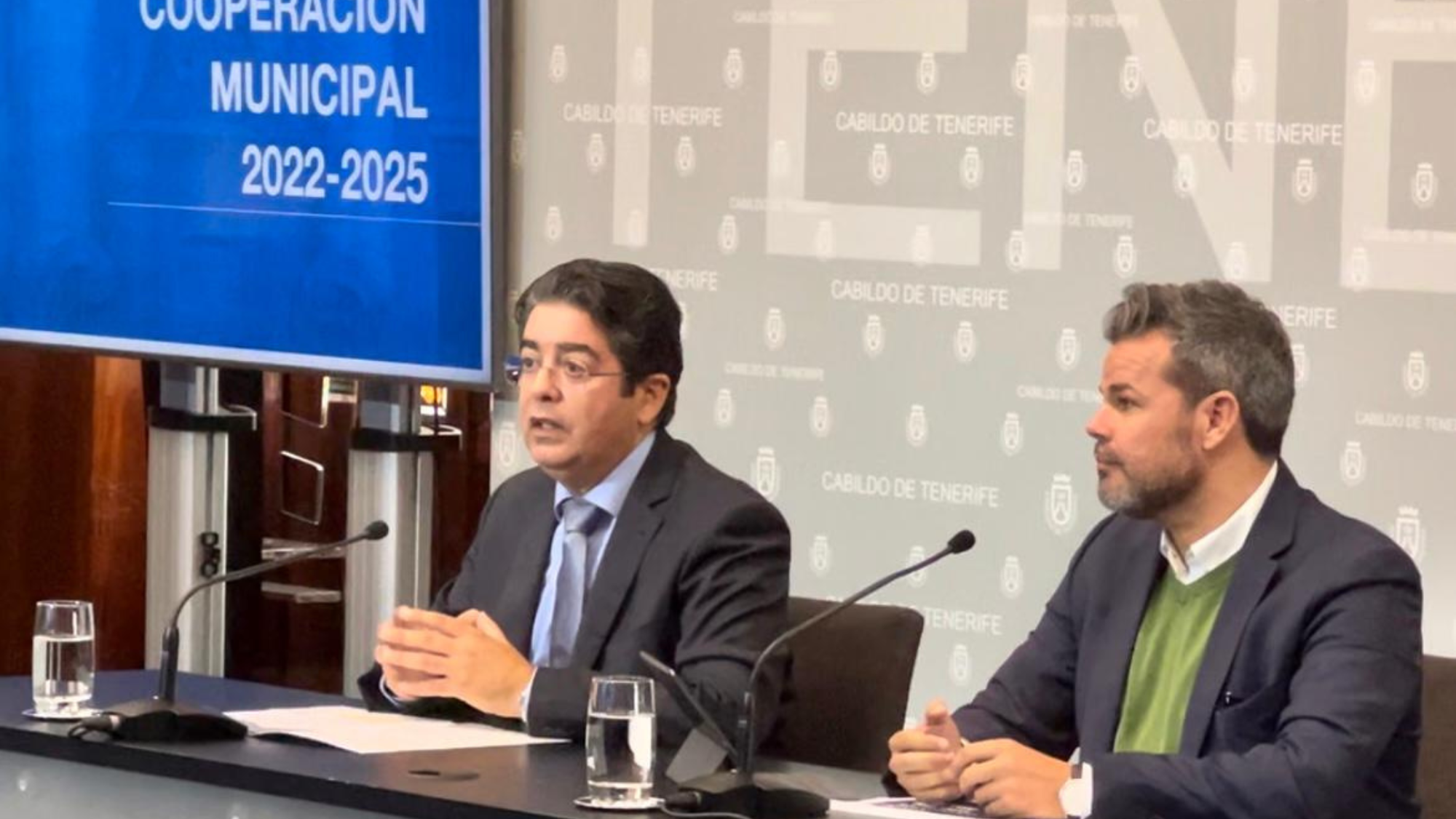 El presidente del Cabildo de Tenerife, Pedro Martín (izquierda) junto al consejero de Cooperación Municipal y Vivienda, Zebenzuí Chinea. / Cabildo de Tenerife