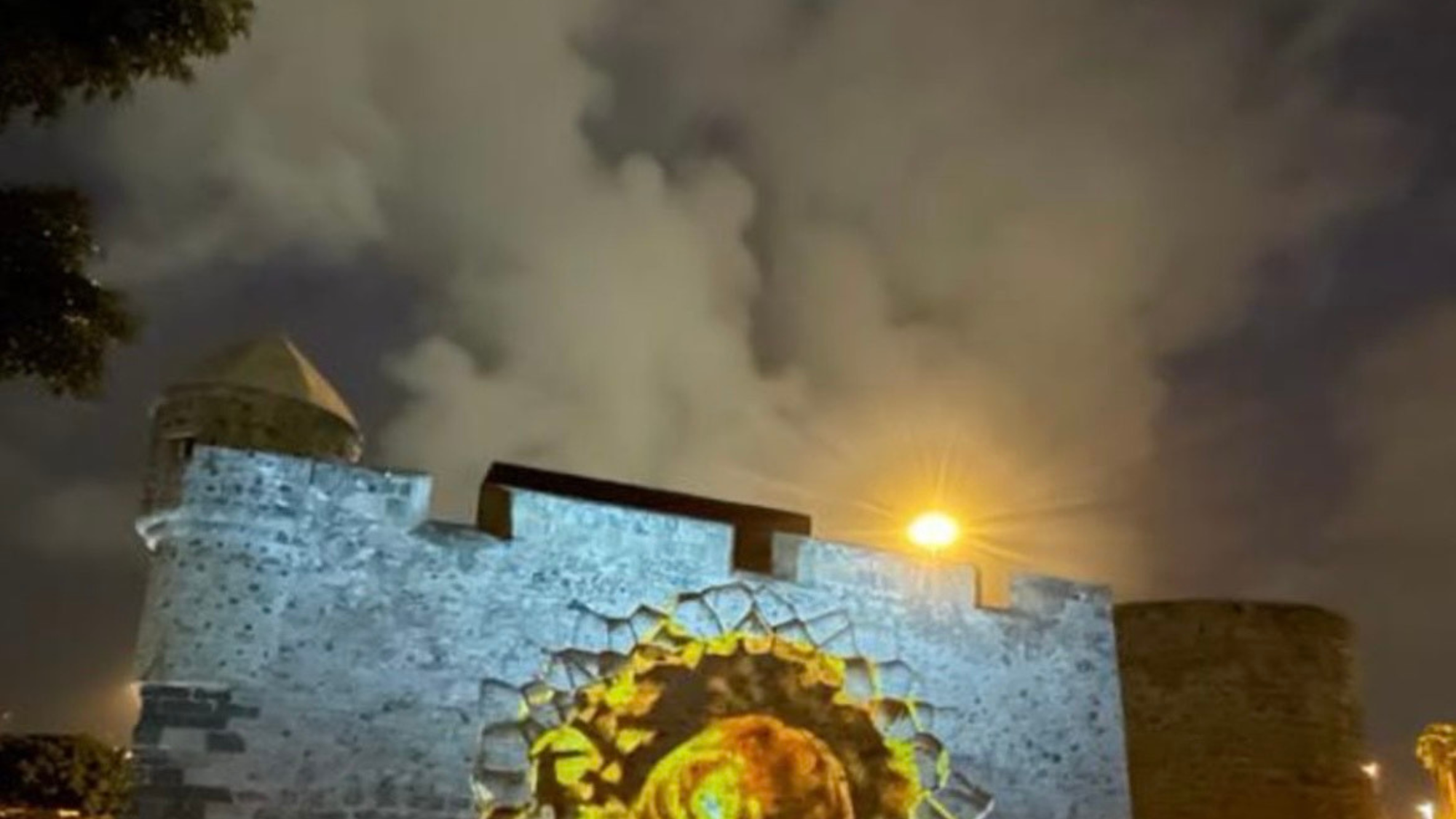 Imagen del Castillo de la Luz con la proyección  en su fachada. / AH