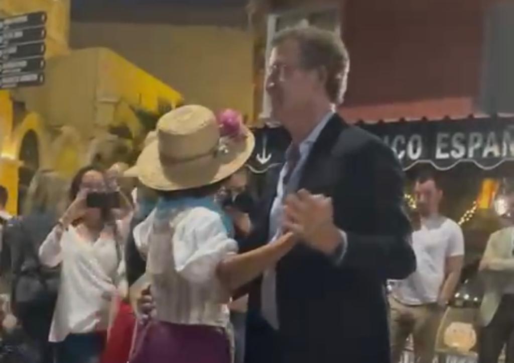 Alberto Núñez Feijóo se divirtió bailando tras la romería de La Naval, en Las Palmas de Gran Canaria. / Atlántico Hoy Alberto Núñez Feijóo se divirtió bailando tras la romería de La Naval, en Las Palmas de Gran Canaria. / Atlántico Hoy