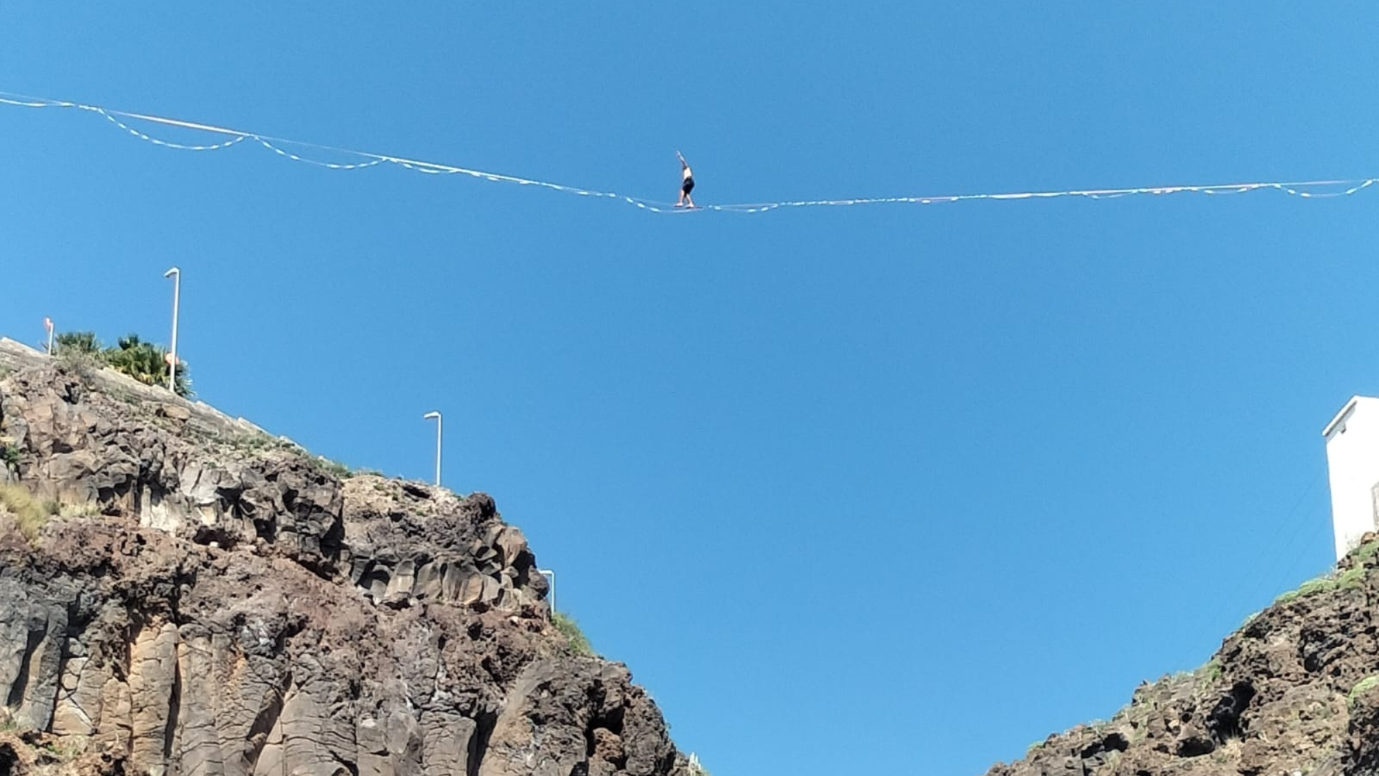Una persona hace equilibrismo en Radazul. Atlántico Hoy