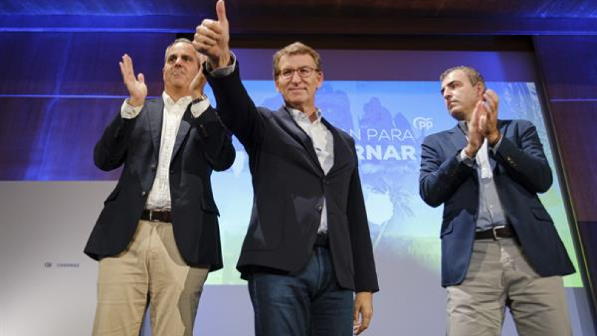 El candidato al Cabildo Miguel Jorge Blanco, el líder de la oposición Alberto Núñez Feijóo y el candidato a la presidencia del Gobierno de Canarias Manuel Domínguez. / EFE-ÁNGEL MEDINA
