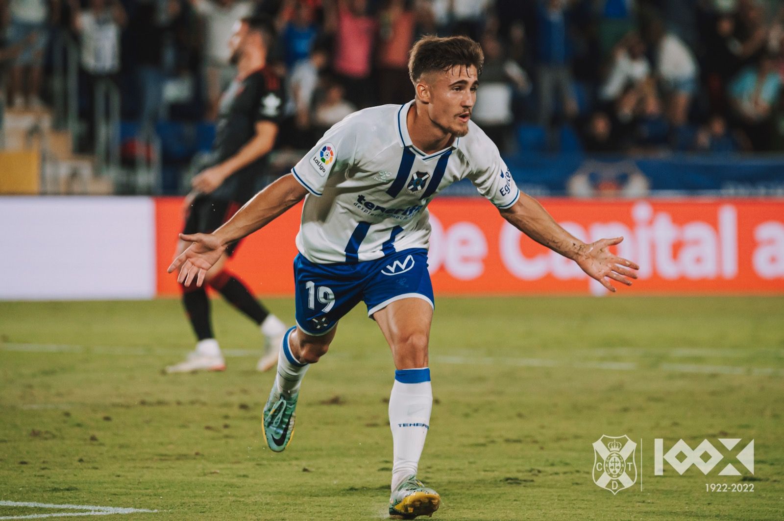 Iván Romero celebra el primer gol del Tenerife, en una magnífica acción individual del delantero blanquiazul que deleitó al Heliodoro./ CDT. Iván Romero celebra el primer gol del Tenerife, en una magnífica acción individual del delantero blanquiazul que deleitó al Heliodoro./ CDT.