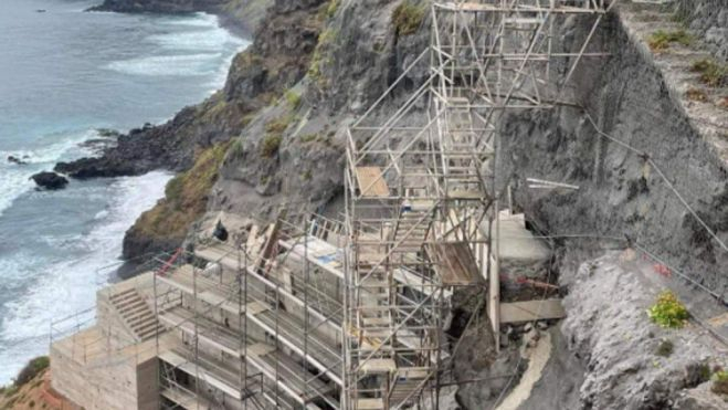 Obras de las nuevas escaleras de acceso a la playa de Los Patos que crearon polémica. / Archivo