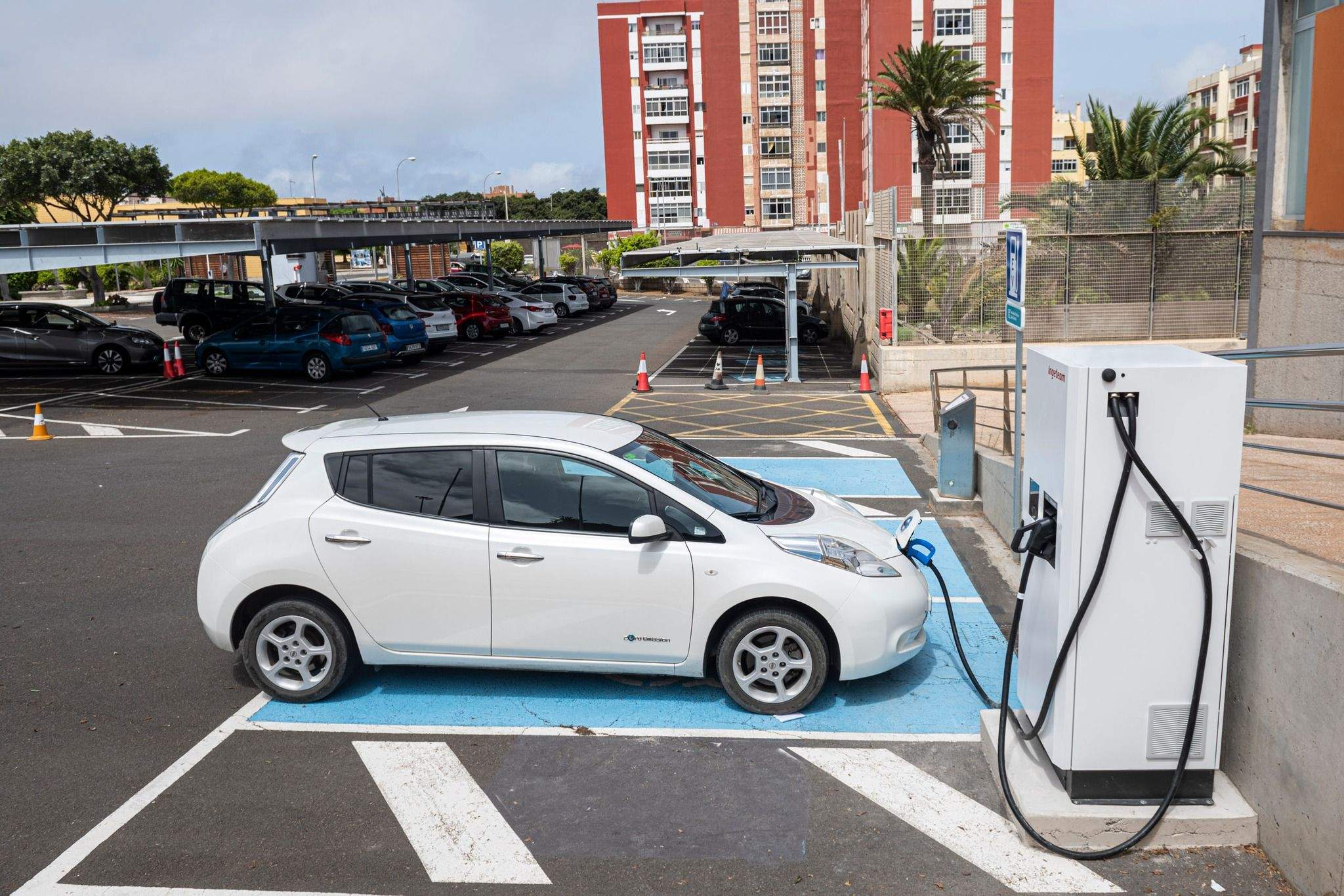 Canarias impulsa el coche eléctrico con ayudas de hasta 7.000 euros y ventajas fiscales en 2025. / CONSEJO INSULAR DE ENERGÍA DE GRAN CANARIA