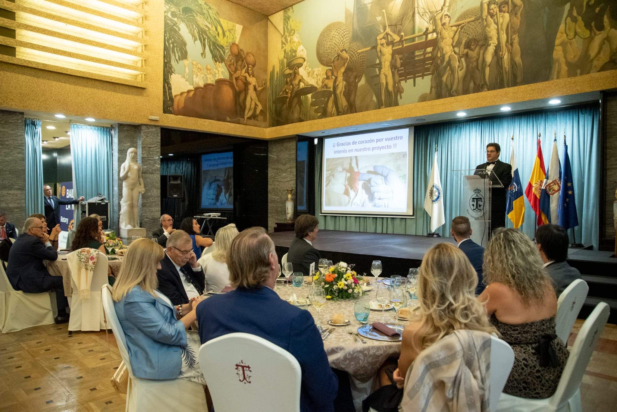 El presidente de Crónica del Atlántico Hoy, Corviniano Clavijo recibe el premio del club de Rotarios./ Estefanía De la Hoz