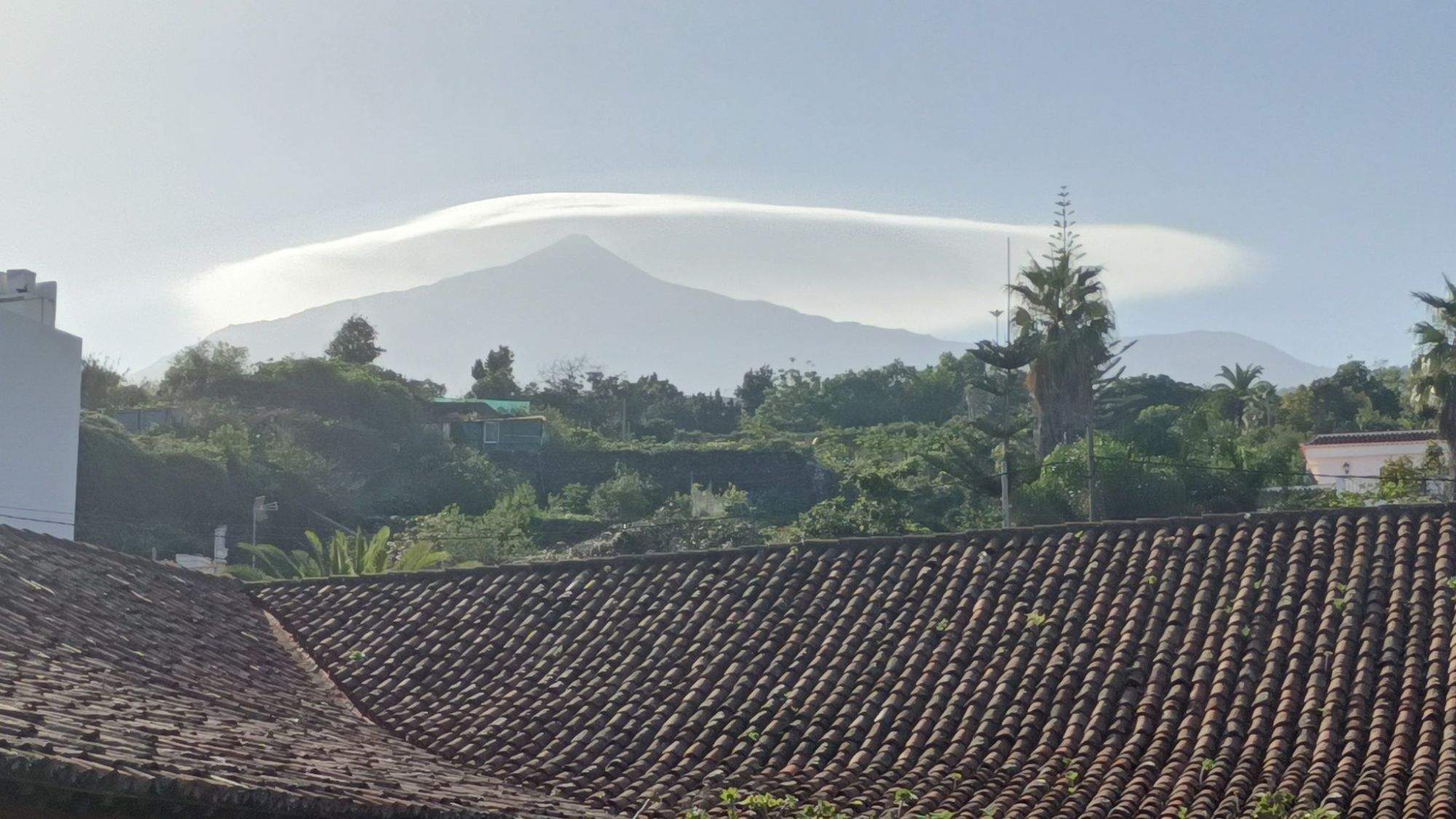 El Teide amaneció este martes con un gran 'sombrero'. / @Fernandomart32