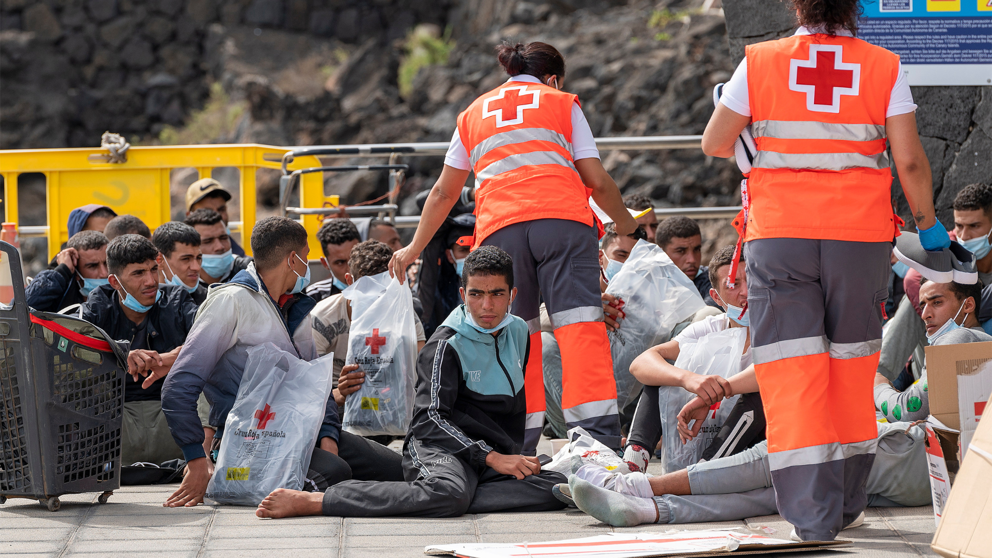 El Servicio Canario de Salud y Cruz Roja prestaron la primera atención a las personas migrantes. /Efe