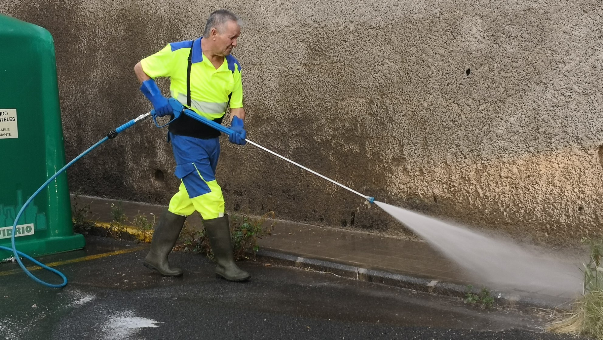 Operario de limpieza en la ciudad. / Ayuntamiento de Las Palmas de Gran Canaria