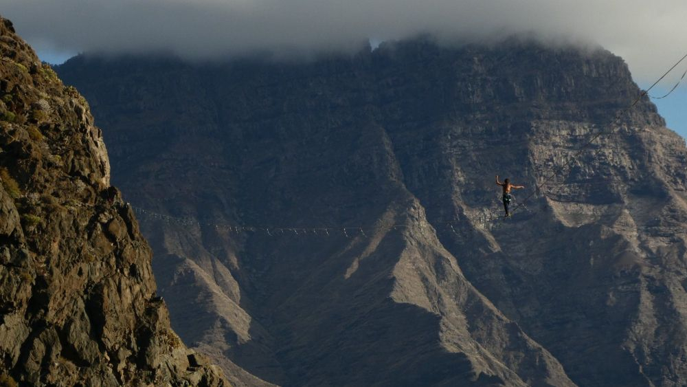 Una persona realiza 'highline' en el barranco del Juncal, en Gran Canaria./ Slackline Canarias