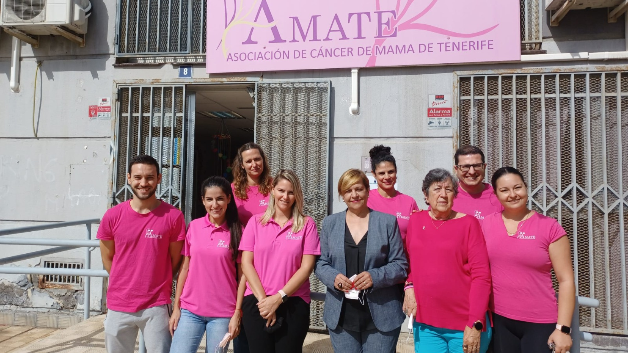 La directora general de Relaciones Institucionales de Vicepresidencia, Carmen Nieves Gaspar (centro) junto con los miembros de laAsociación del Cancer de Mama de Tenerife./ GobCan