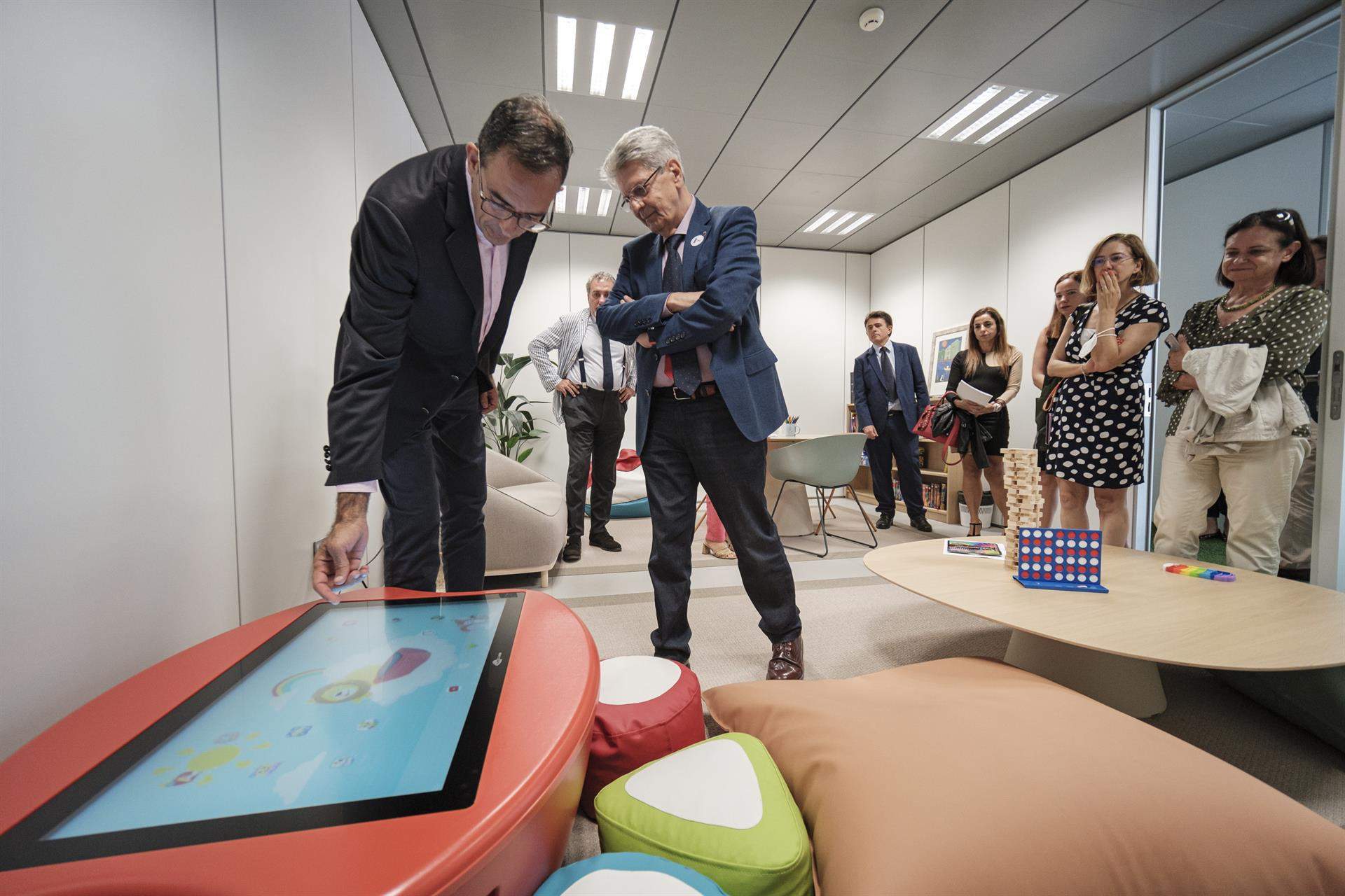 El magistrado Tomás Martín enseña las novedades de su juzgado, pionero en España en abordar la violencia en la infancia / EFE/Ángel Medina G.