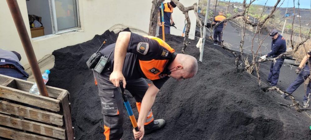 Un miembro de Proteccion Civil recoge ceniza en La Palma./ Archivo