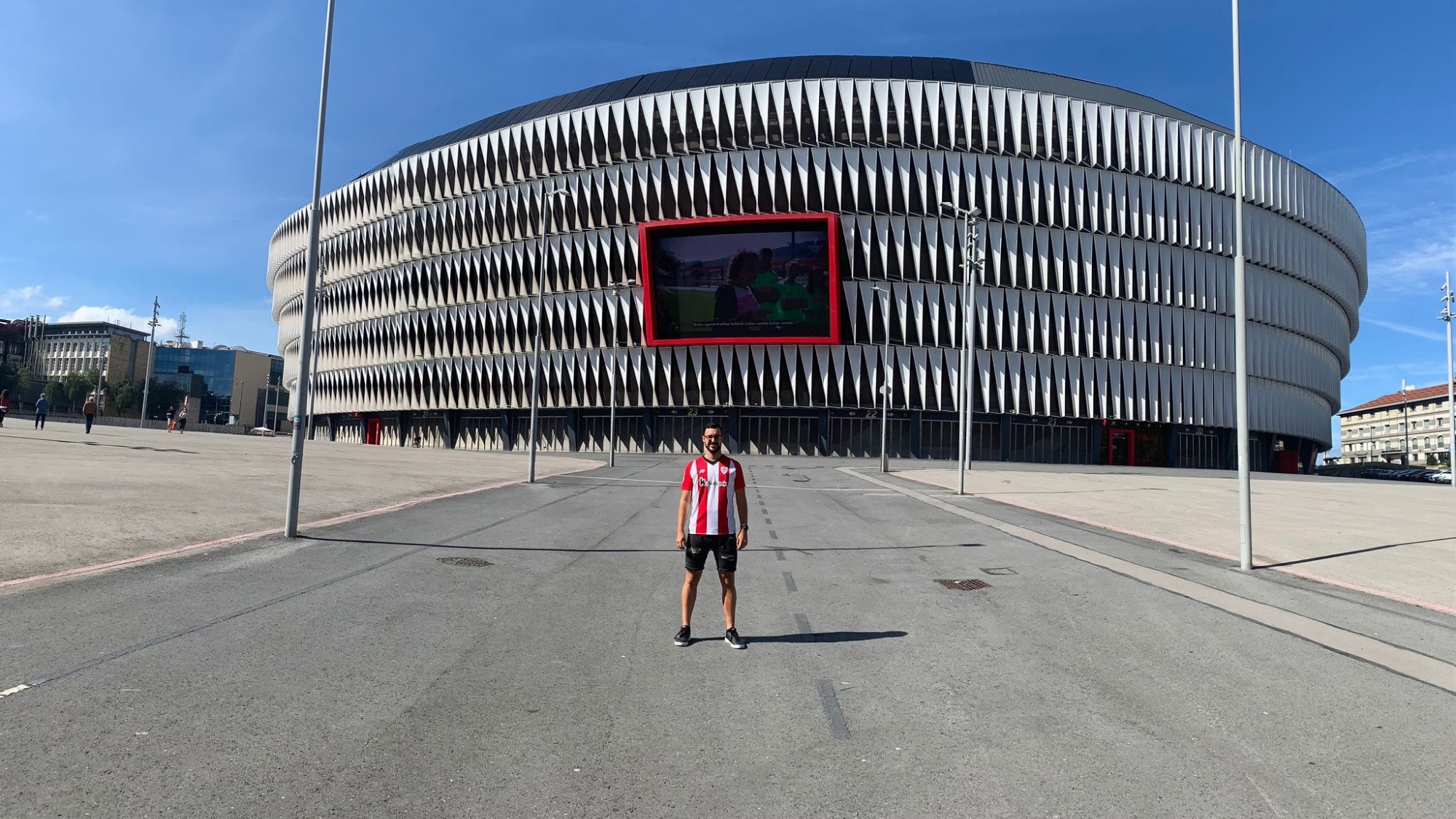 El estudiante de la ULPGC frente al estadio de San Mamés. / Cedida
