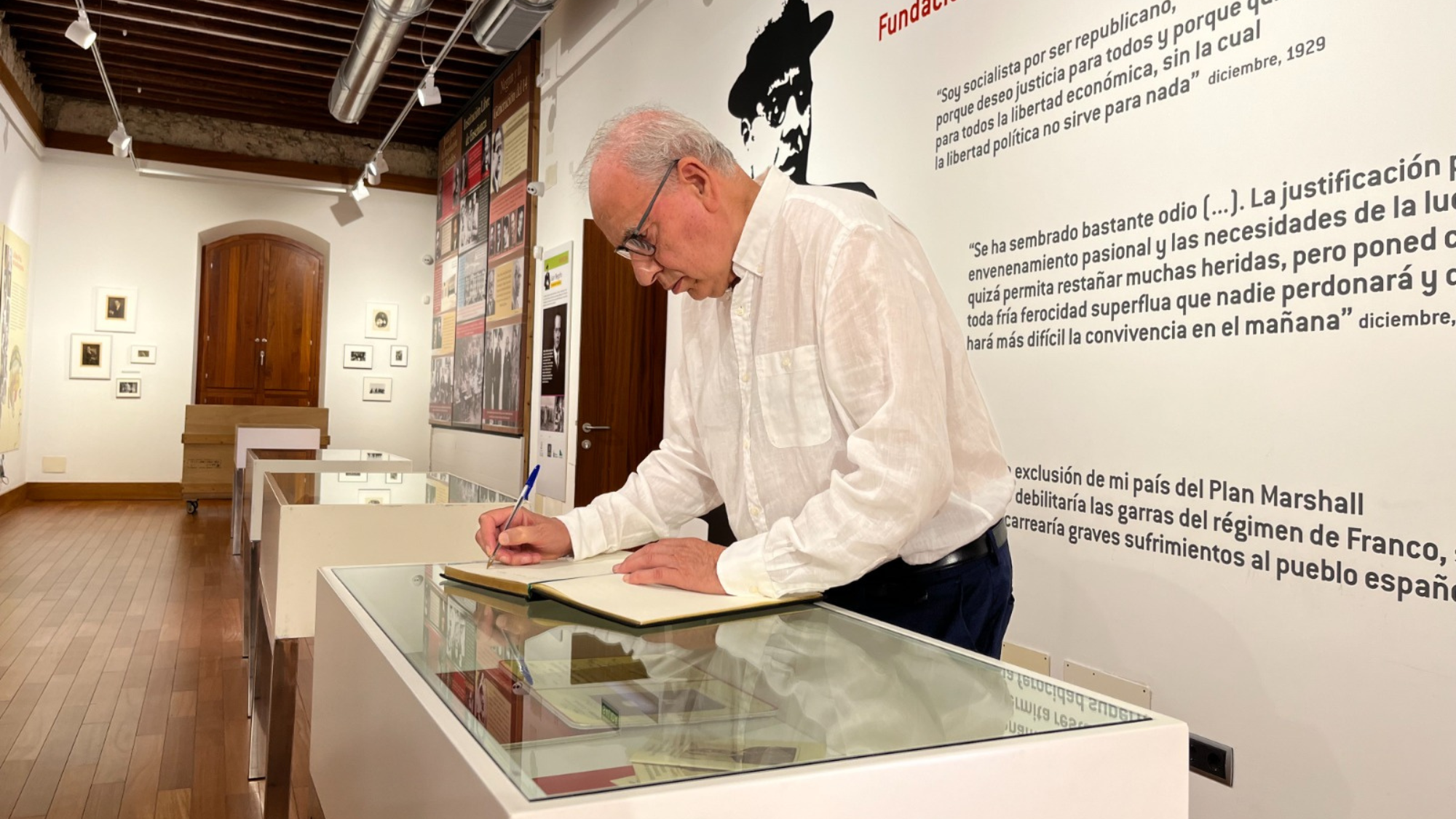 Alfonso Guerra durante la visita. / Fundación Juan Negrín