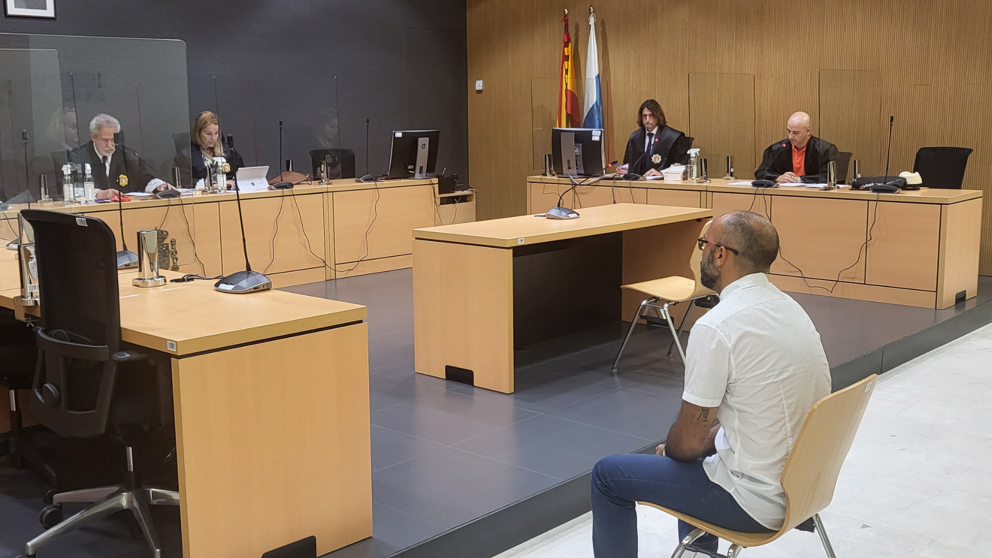 En primer término el acusado escuchando las  indicaciones del magistrado, Emilio Moya. / AH