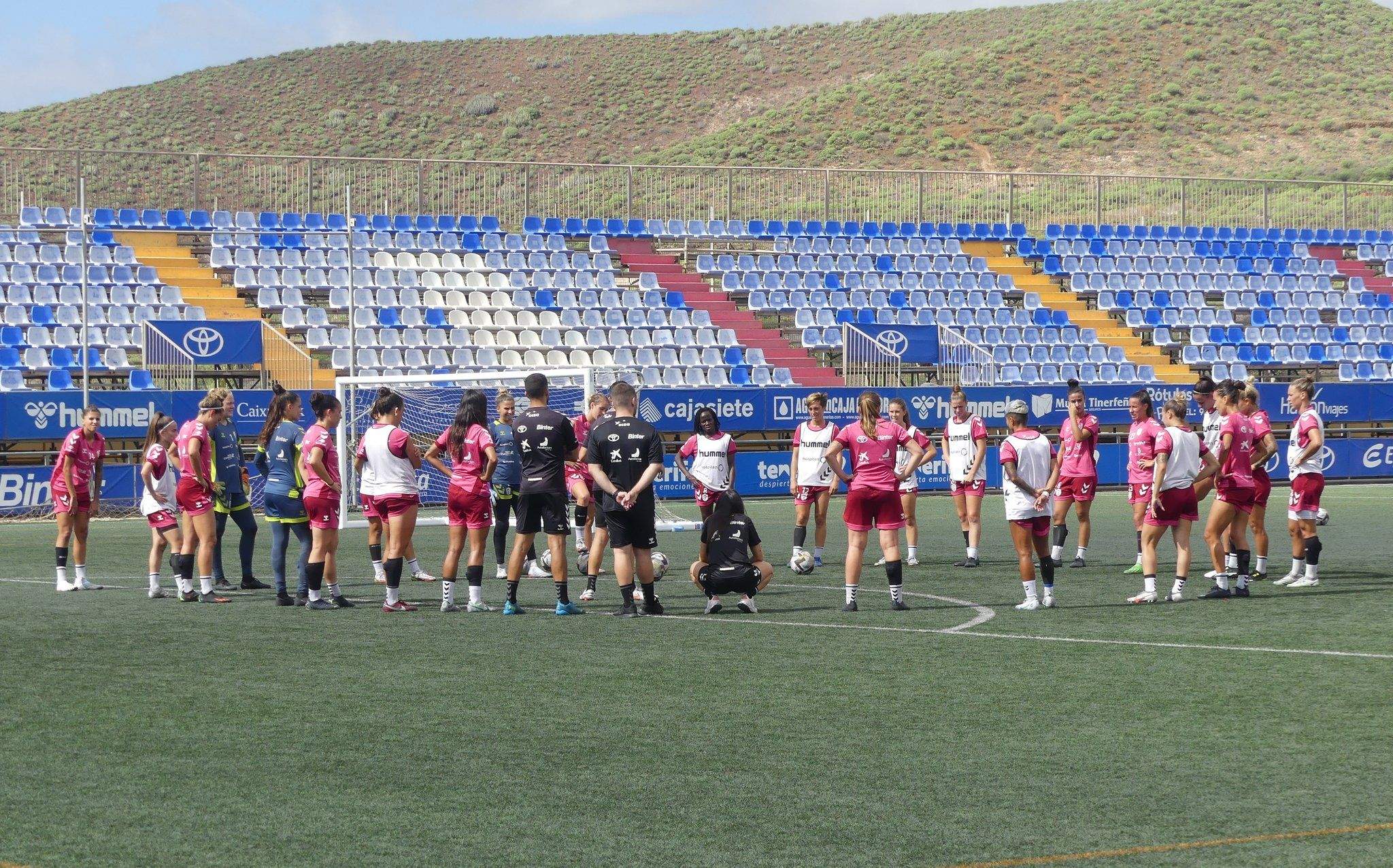 Entrenamiento de la UD Granadilla Tenerife en el estadio de La Palmera./ Twitter UDGT.