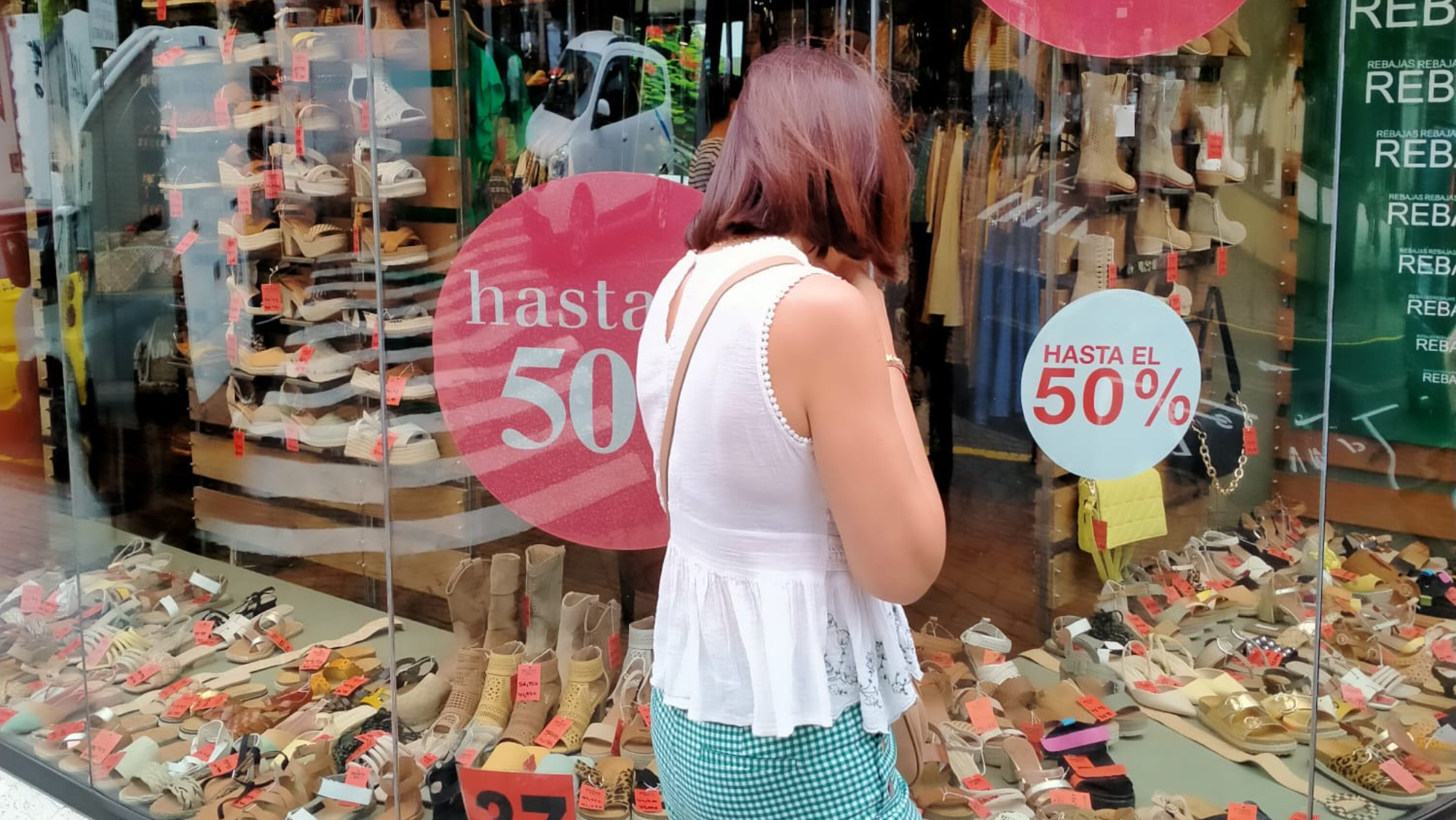 Una mujer observa los precios en un escaparate de una tienda en Santa Cruz de Tenerife (Canarias)./  Atlántico Hoy