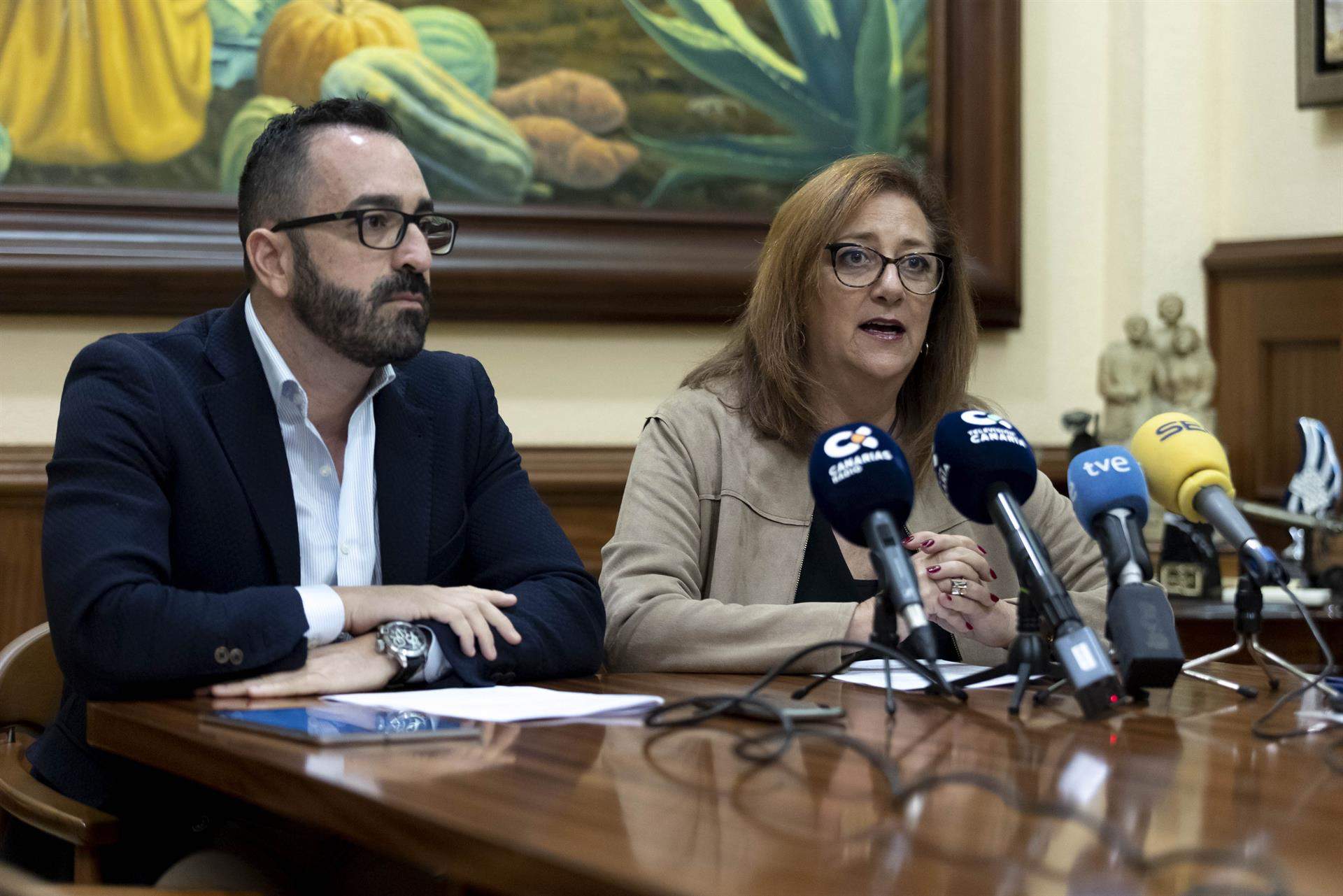Doris Borrego (derecha), presidenta de ASCAV, habla en rueda de prensa junto con Javier Valentín, vicepresidente y asesor jurídico de la asociación./ EFE/Miguel Barreto