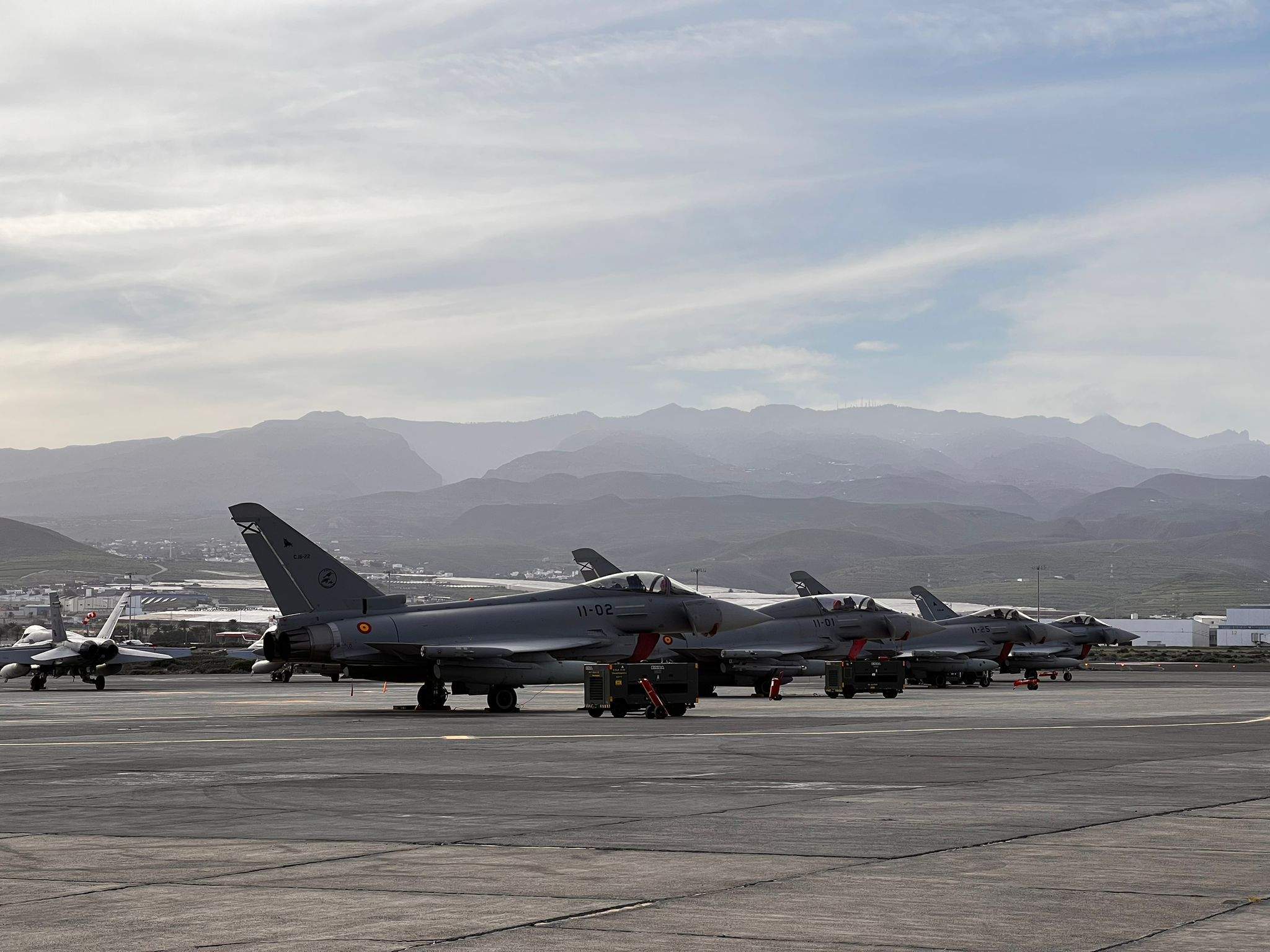 En la imagen, un grupo de Eurofighters del Ala 11 que participan en el ejercicio Sirio 22 en Canarias. / Ejército del Aire