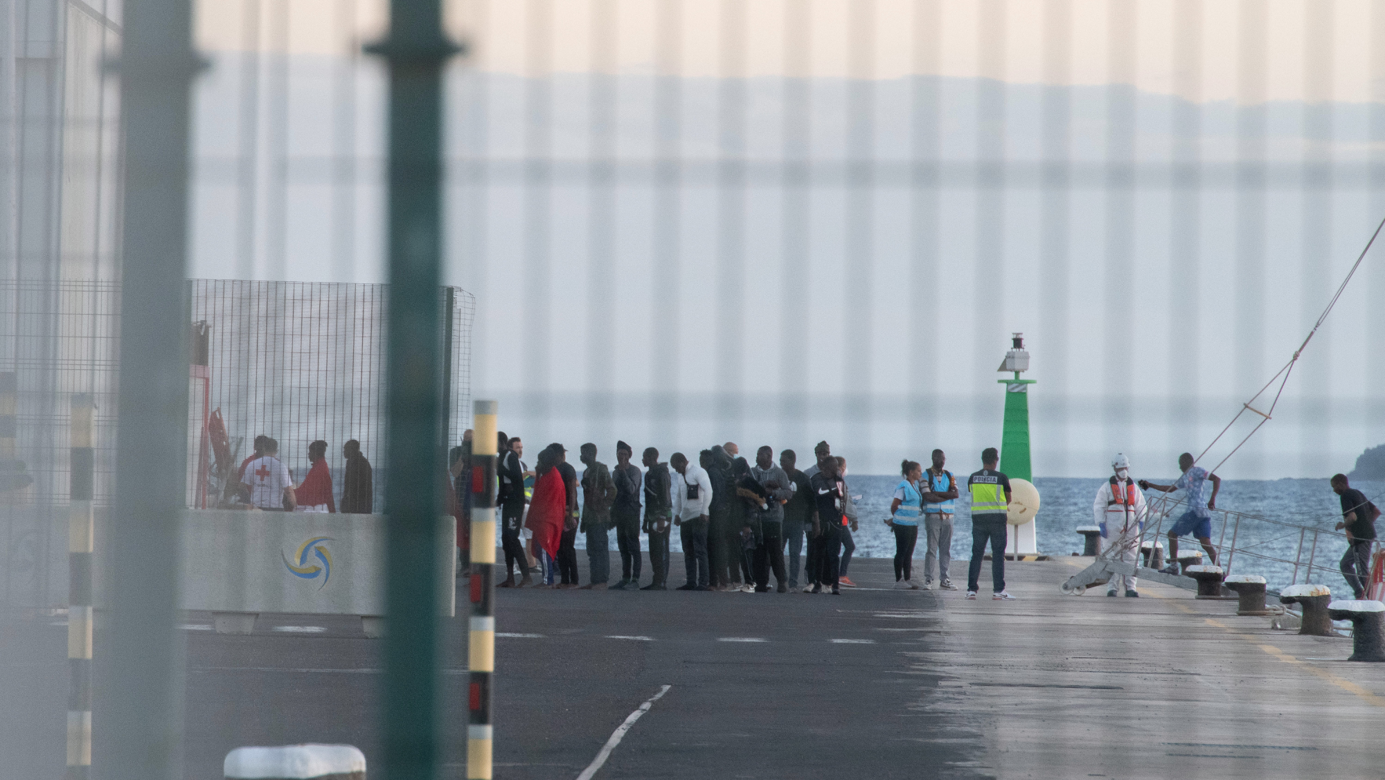 Las personas migrantes fueron llevadas a Puerto del Rosario y al puerto de La Cebolla. /Efe