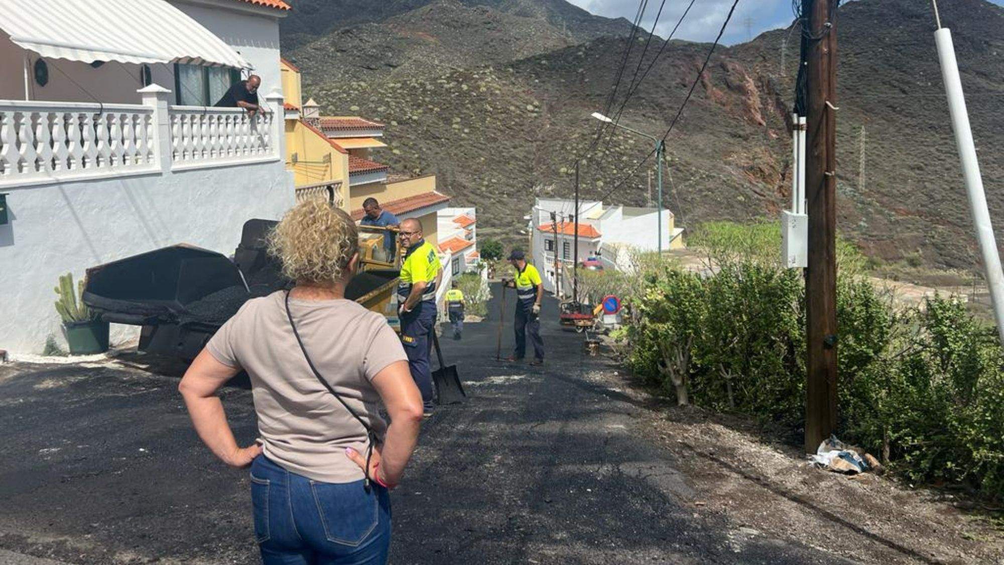 La concejal del distrito Anaga, Inmaculada Fuentes, supervisando los trabajos en Anaga. / Cedida