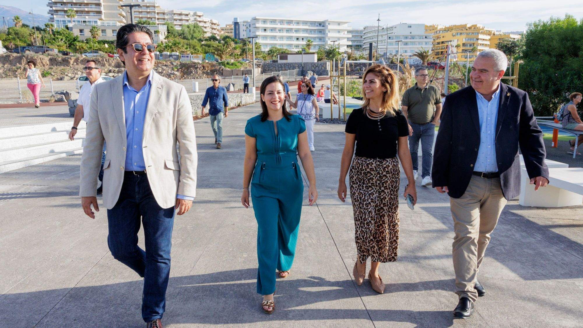 Pedro Martín, Yaiza Castilla, Laura Castro y Arturo González en el nuevo paseo litoral de San Miguel de Abona. / Cedida