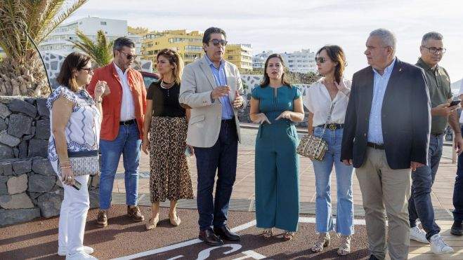 Las autoridades conversan entre sí en la presentación del paseo litoral de San Miguel de Abona. / Cedida Las autoridades conversan entre sí en la presentación del paseo litoral de San Miguel de Abona. / Cedida