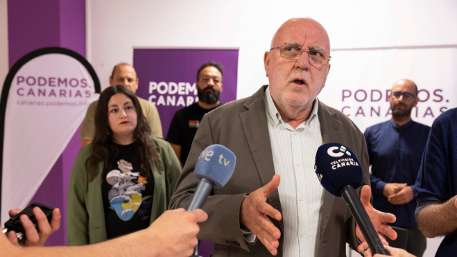 El diputado de Podemos, Manuel Marrero, durante la presentación de la propuesta de ecotasa./ EFE/Miguel Barreto