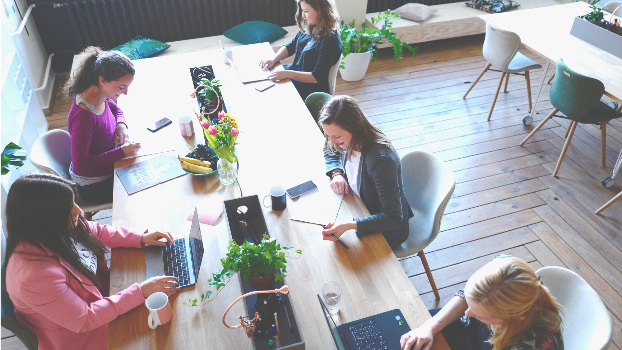 Varias mujeres trabajando en una oficina. / Unsplash