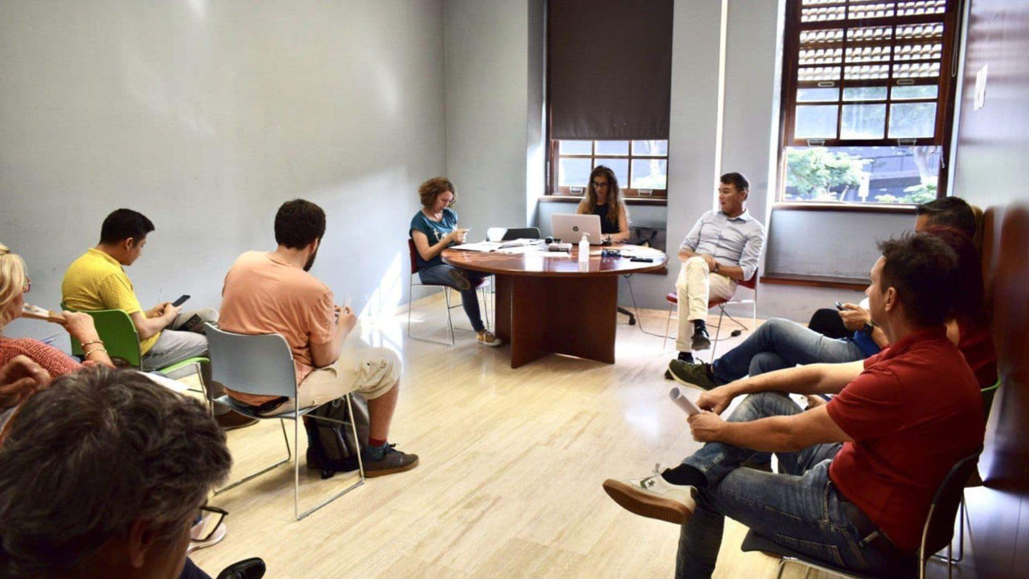 Celebración del Tagoror Centro-Ifara, Santa Cruz, con el concejal del distrito, Guillermo Díaz Guerra, frente a los asistentes. / Cedida