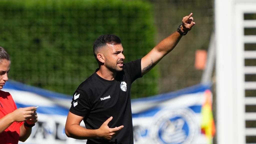 El técnico de la UD Granadilla Tenerife dirige una sesión de entrenamiento./ Twitter UDG Tenerife.