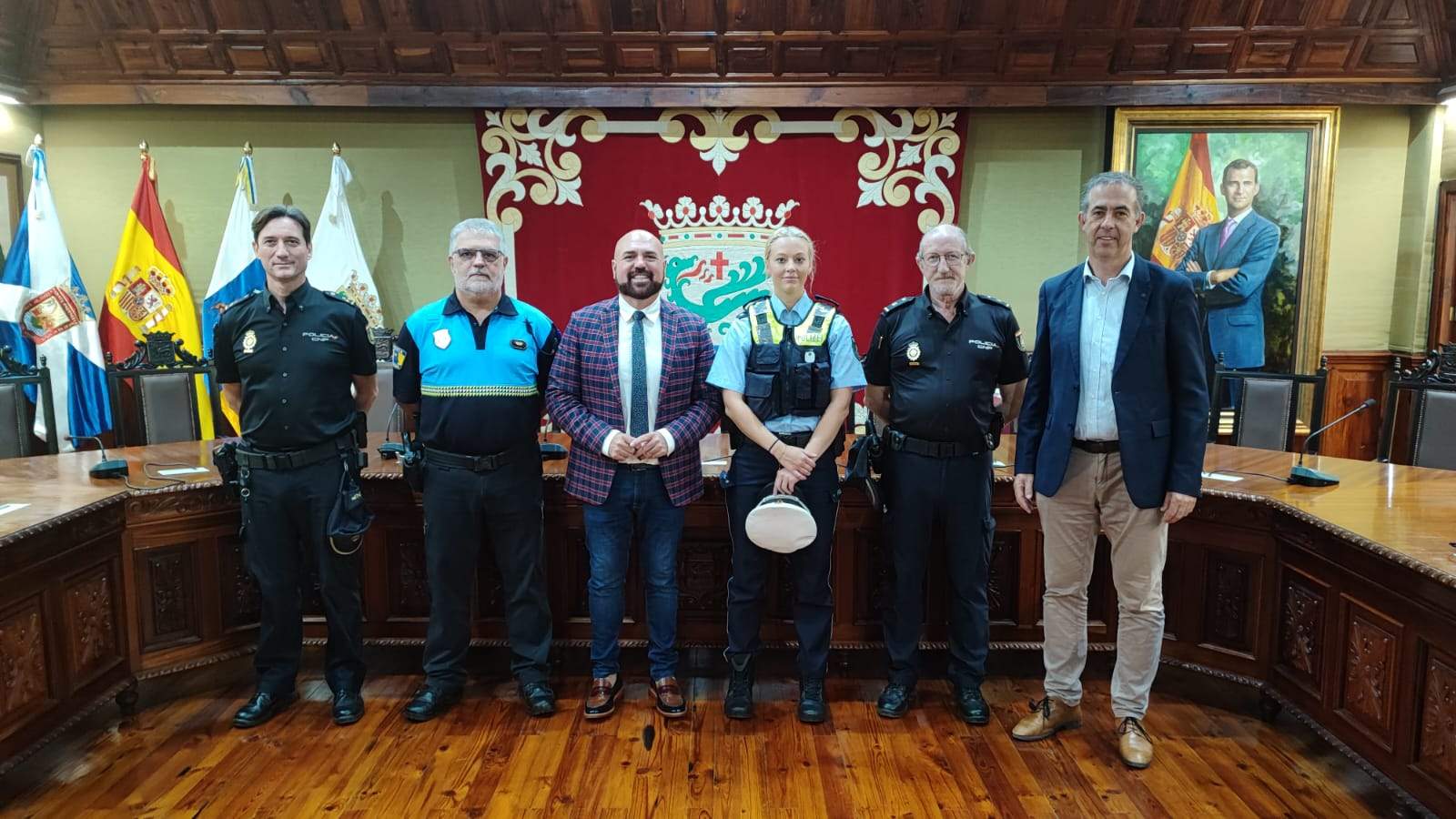 La subinspectora de la Policía Federal alemana junto con el alcalde de Puerto de la Cruz, Marco González (ambos en el centro, junto con representantes de la Policía Nacional./ Cedida 