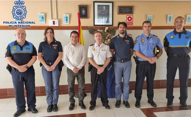 Los agentes de la Policía Italiana (en azul marino) junto con agentes de la Policía Local de Adeje y Arona./ Cedida