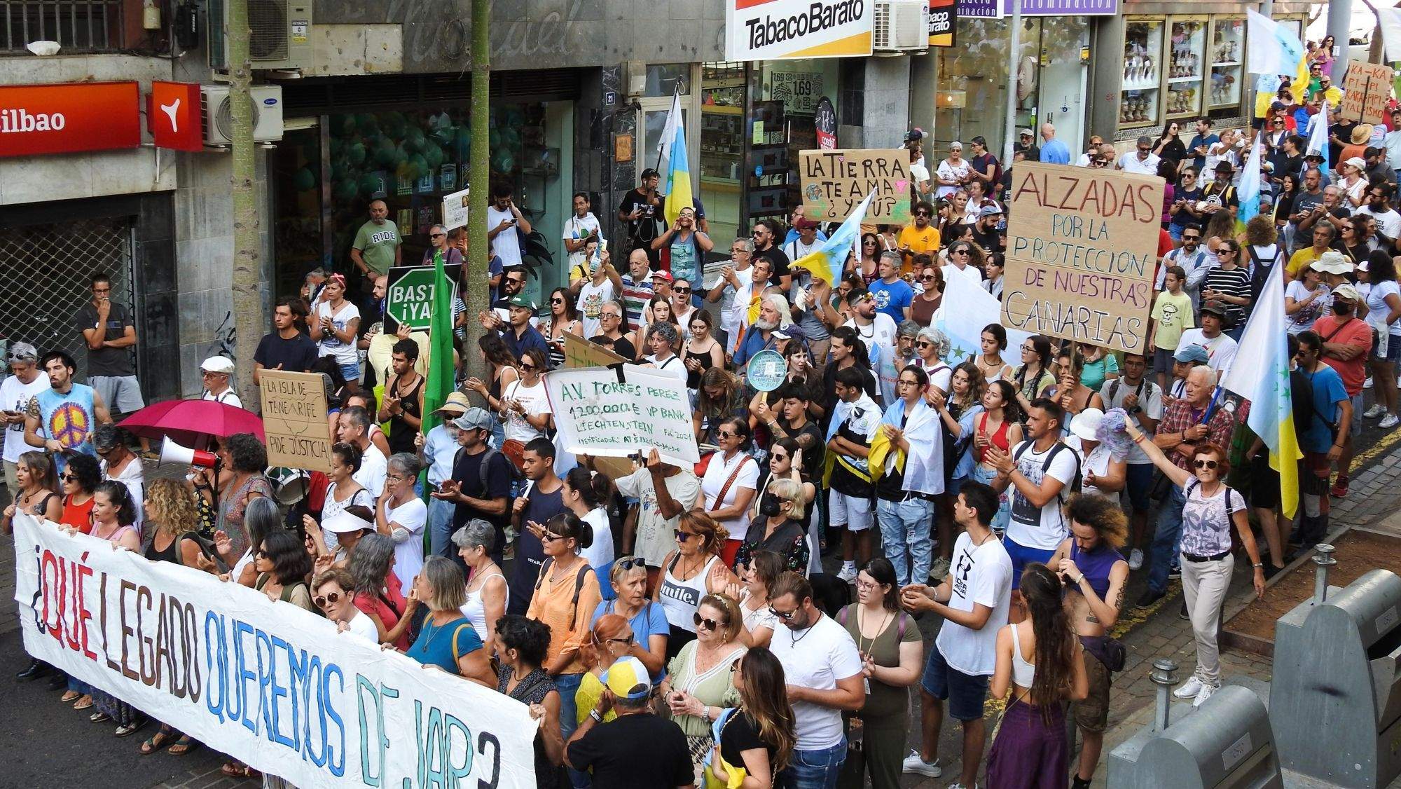 Manifestación por las calles de Santa Cruz de Tenerife bajo el lema "Canarias no se vende, Canarias se defiende". / Efe