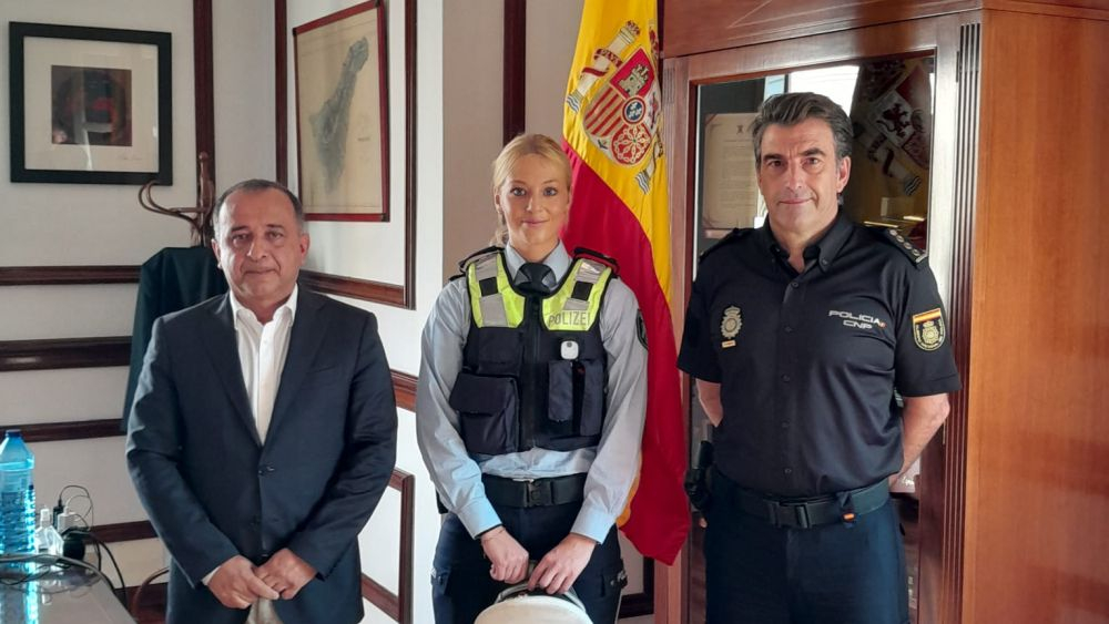 Marisa Salmen, subinspectora de la Policía Federal alemana, junto con el subdelegado y comisario principal de la Policía Nacional en Canarias (izq.) y el jefe provincial (der.)./ Policía Nacional