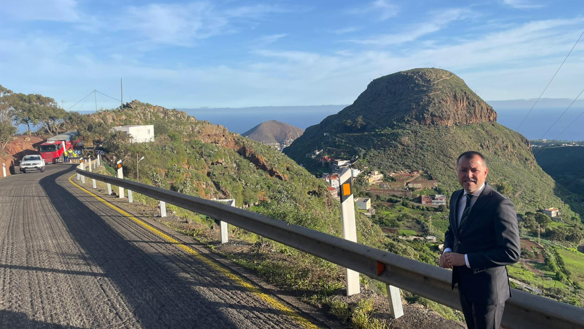 Teodoro Sosa, alcalde de Gáldar, en la GC-220. / Ayuntamiento de Gáldar