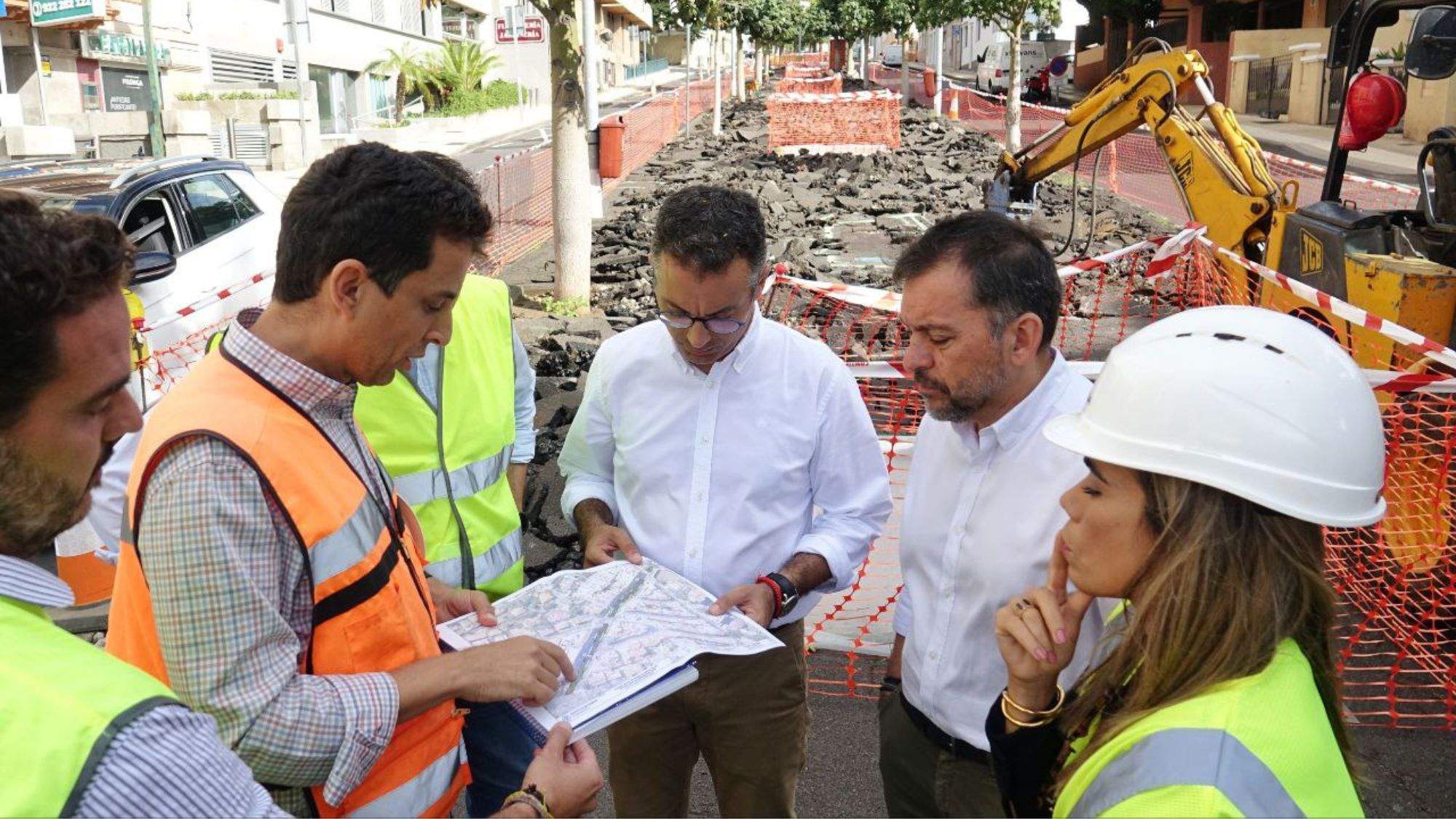 El concejal de Servicios Públicos, Carlos Tarife, y el alcalde de Santa Cruz, José Manuel Bermúdez, supervisan con los técnicos las obras en la avenida 25 de julio. / Cedida