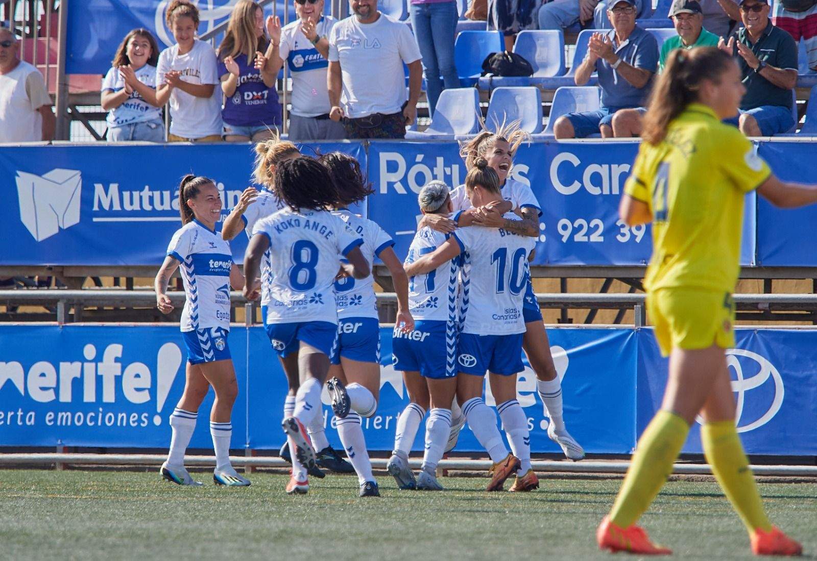 Las jugadoras del Granadilla celebran el tanto de Blom en el minuto 4 de partido ante el Villareal./ Twitter UDG Tenerife.