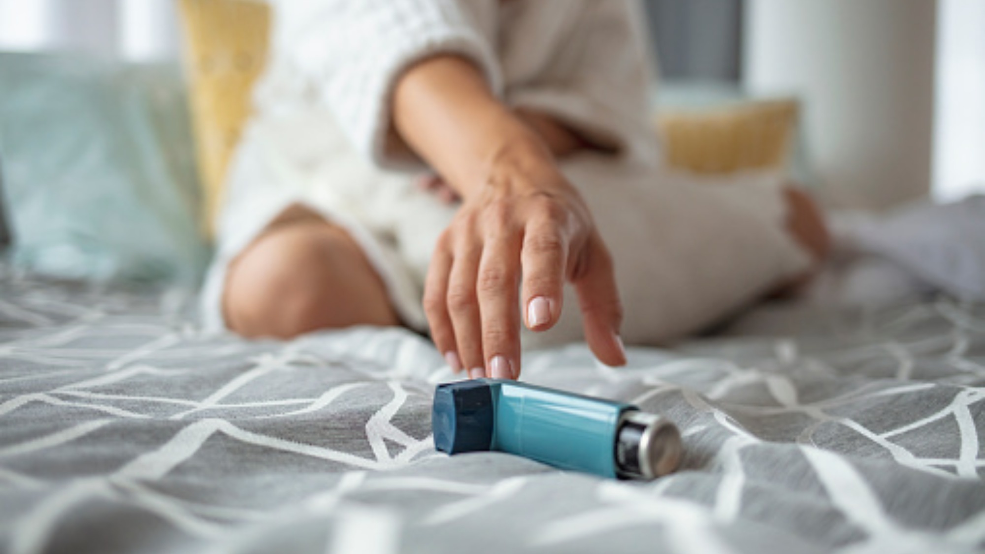 Una mujer cogiendo un aerosol para el asma./ Pixabay