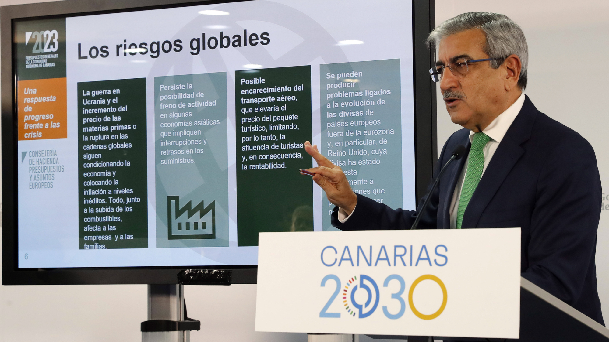 El consejero de Hacienda, Román Rodríguez, en rueda de prensa presentando en el proyecto de los Presupuestos Generales de Canarias.  EFE