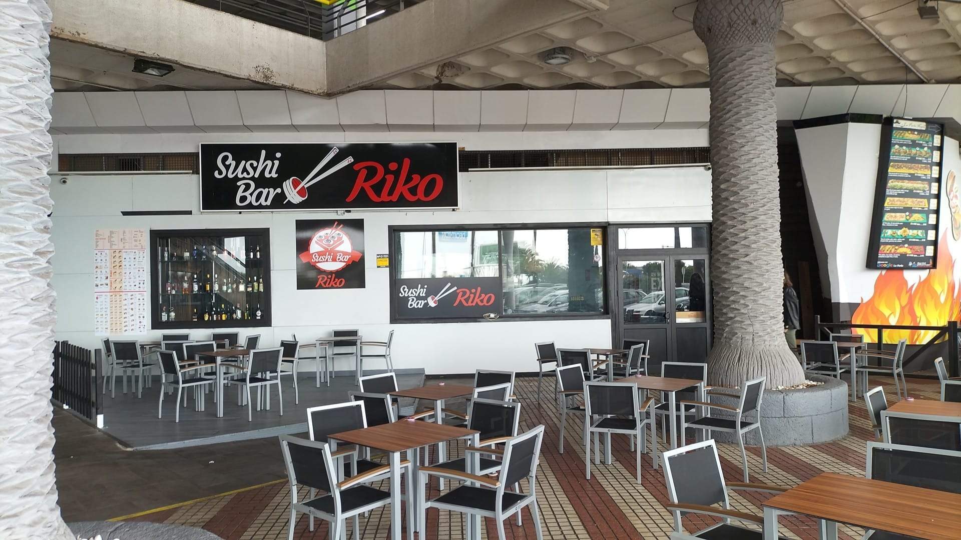 El nuevo Sushi Bar Rico, en el antiguo local de Mi Perrito en los bajos del Alcampo de La Laguna./ AH