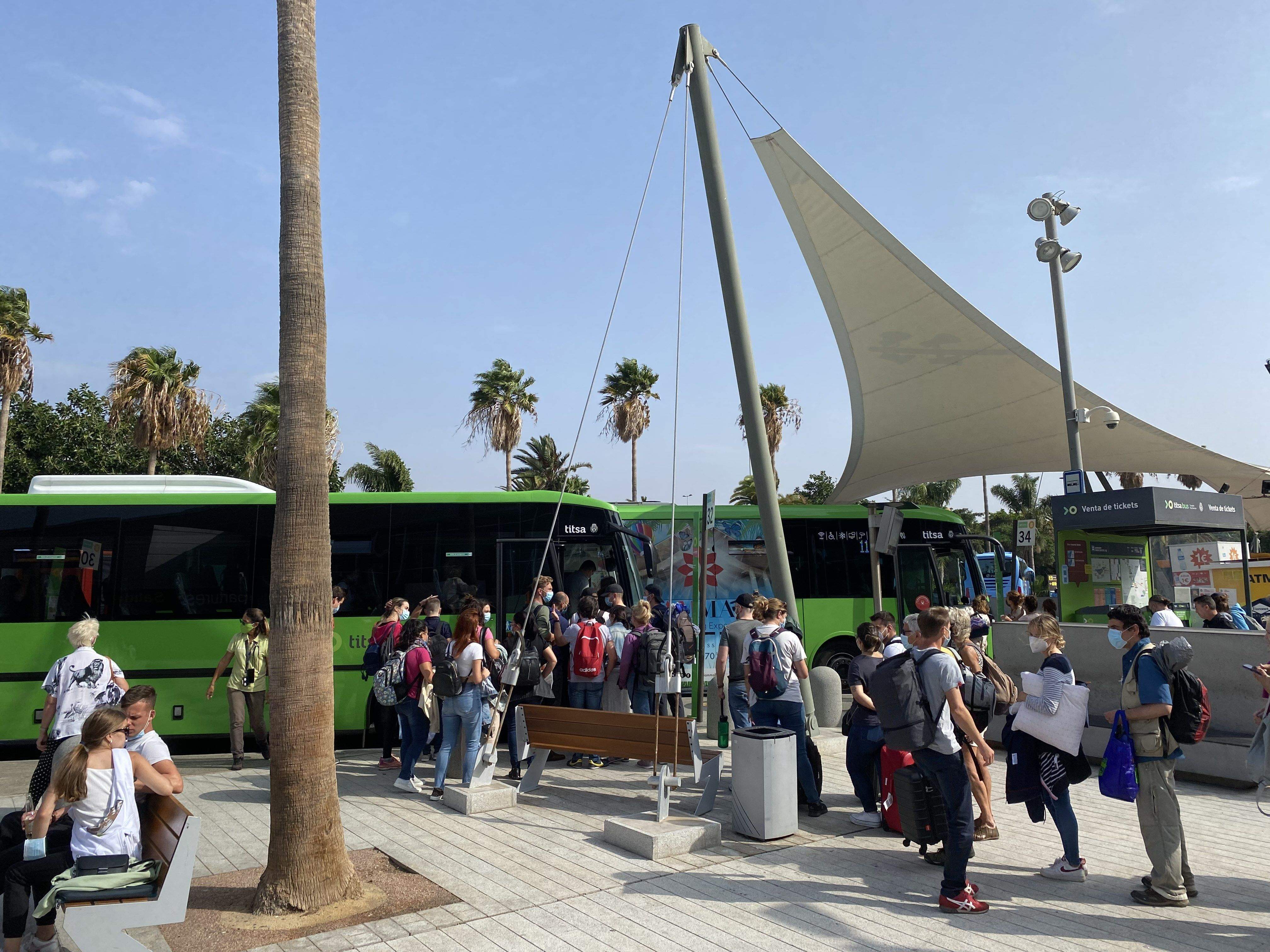 Imagen de las guaguas en el Aeropuerto Tenerife Sur. / Cabildo de Tenerife Imagen de las guaguas en el Aeropuerto Tenerife Sur. / Cabildo de Tenerife