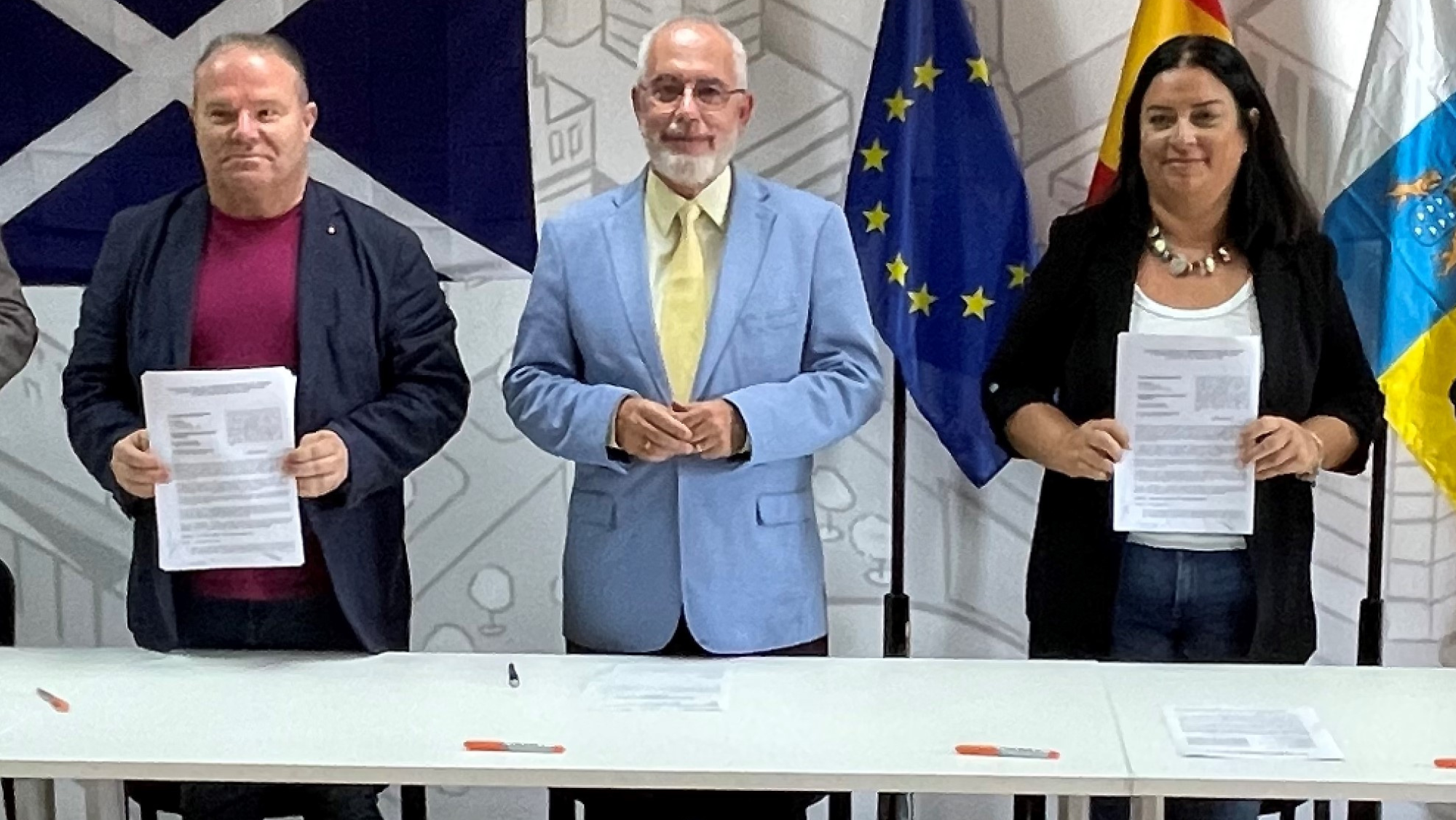 El presidente de FEPECO, Oscar Izquierdo (centro), junto con José Manuel Ojeda Garcia (CCOO, izq.) y Beatriz M. Méndez Díaz (UGT, der.)./ Cedida