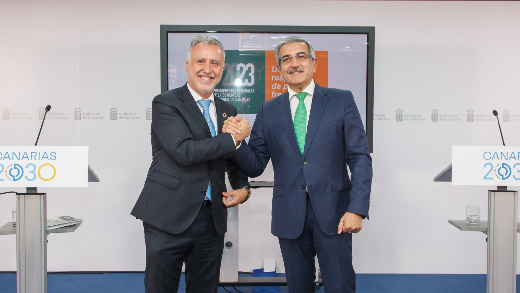 El presidente del Gobierno de Canarias, Ángel Víctor Torres (izquierda), y el consejero de Hacienda, Román Rodríguez en la presentación de los Presupuestos de Canarias para 2023.Acfi Press