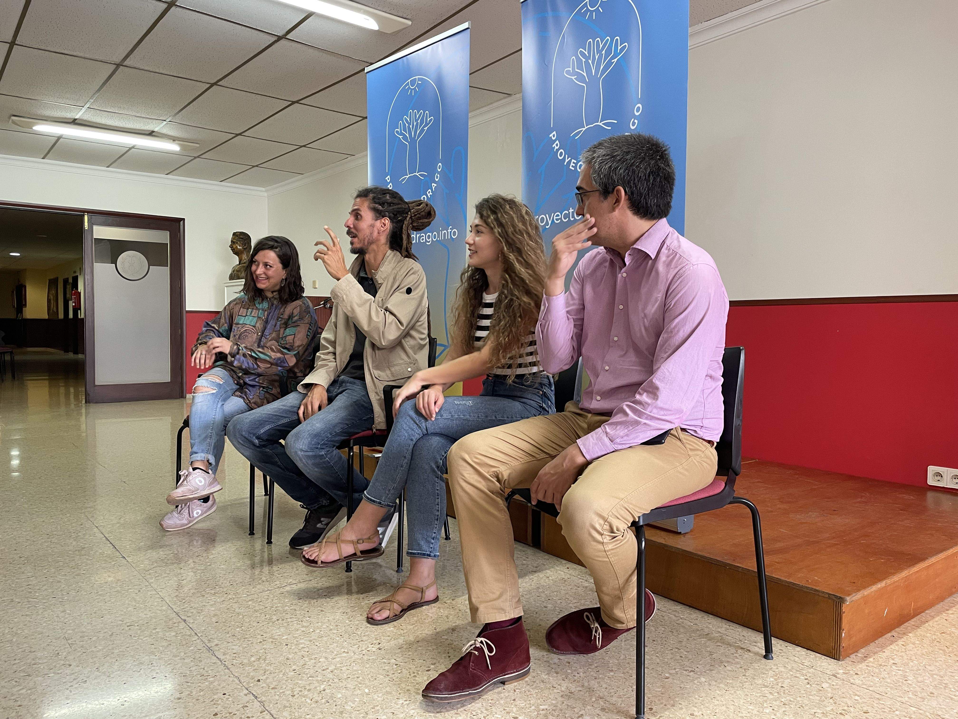 Alberto Rodríguez, rodeado por Sara Hernández, Mar Domínguez y Héctor Morán, durante la presentación de Proyecto Drago. / AH