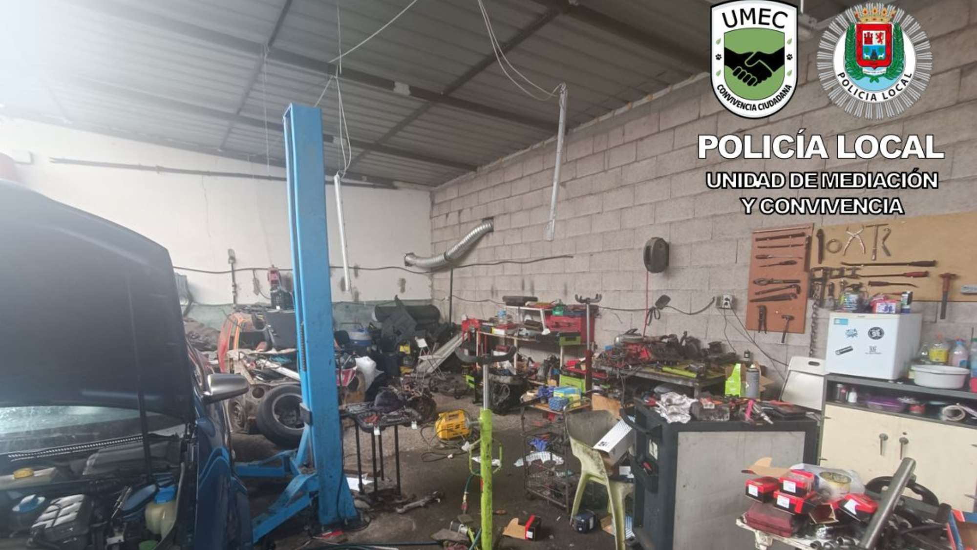 Imagen del interior de uno de los talleres situados en una parcela cerca de Los Tarahales.  / Policía Local