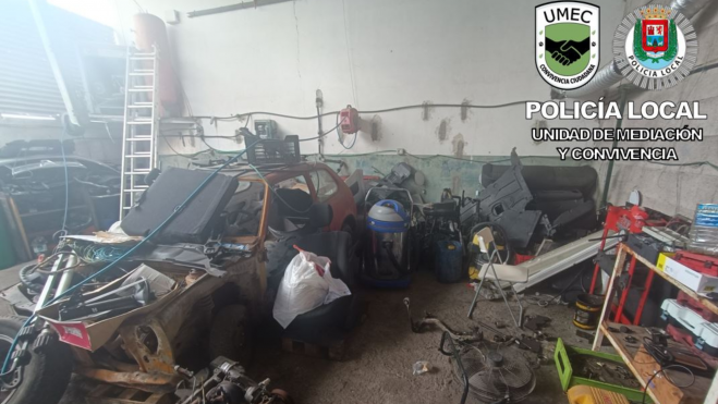 Imagen del interior de uno de los talleres situados en una parcela cerca de Los Tarahales. / Policía Local 